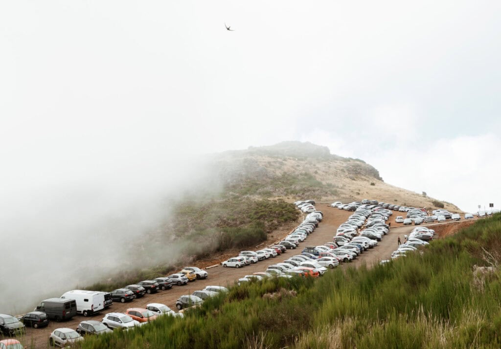 Cars parked at the bottom of the Pico Do Arieiro Hike